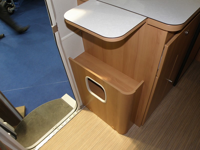 tablette en bout de l'évier et réchaud deux feux