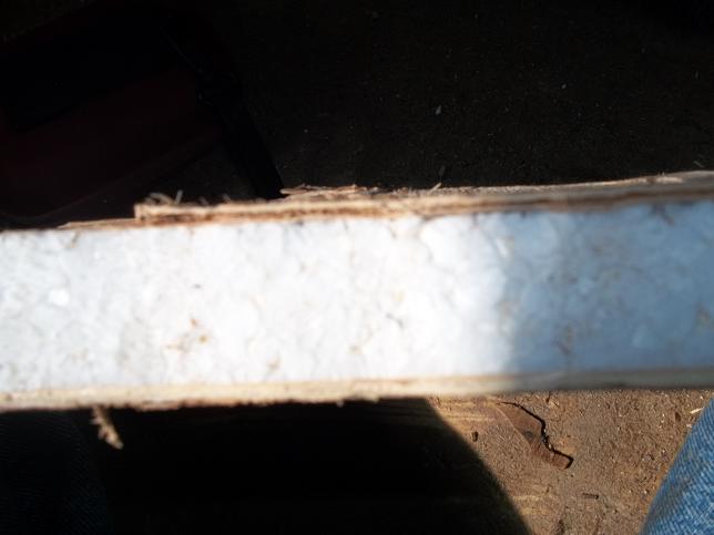 une idée de l'épaisseur du plancher: 28 mm .pour lebois , ridicule!!