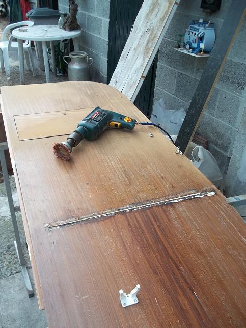 Le ponçage ou plutôt décapage.Avec la brosse nylon çà va bien