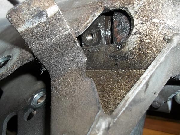 Démontage du galet anti rotation. Acces difficile .Je vais meuler un peu le support frein à main pour le remontage.