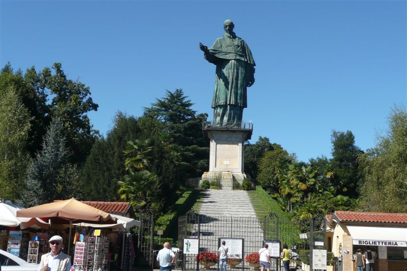 Piémont Arona Immense statue en cuivre de San Carlo 35 m de haut<br />on peut la visiter