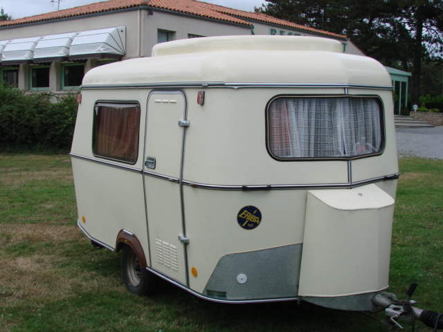 Cette puck est tractée par un papi accompagné de sa petite fille pour les vacances...