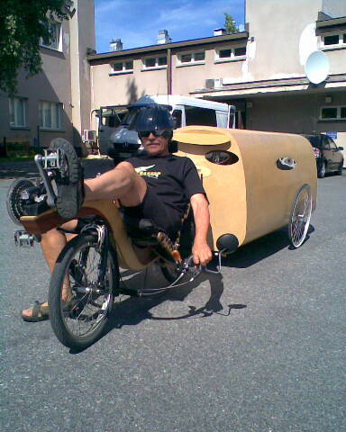 velo couché+caravane.jpg