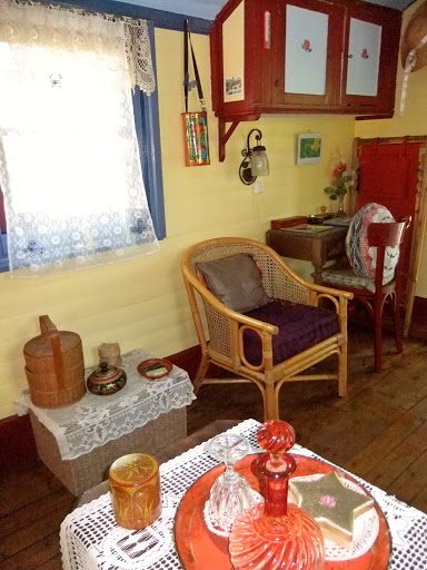 La roulotte du Duc : le salon - le coin de l'écrivain(e)