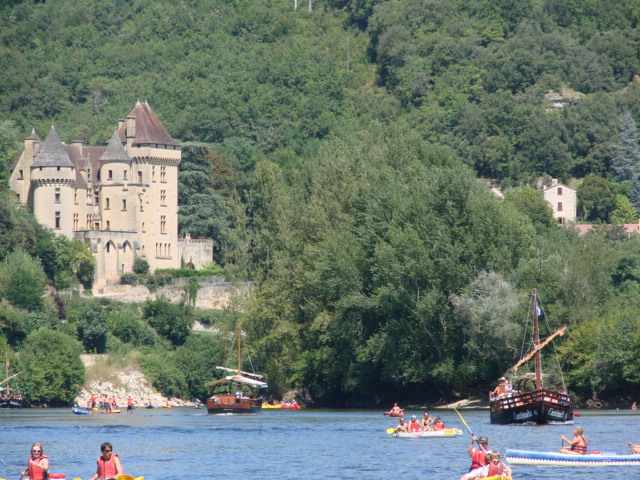 Lors de notre balade en gabare, de beaux paysages mais aussi une invasion de canoës!