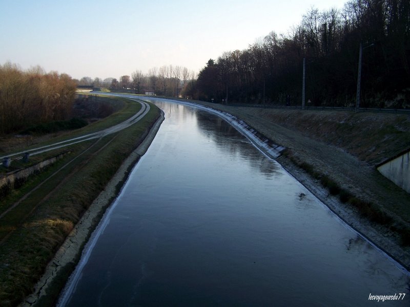 le canal pris par la glace a chatillon s/loire