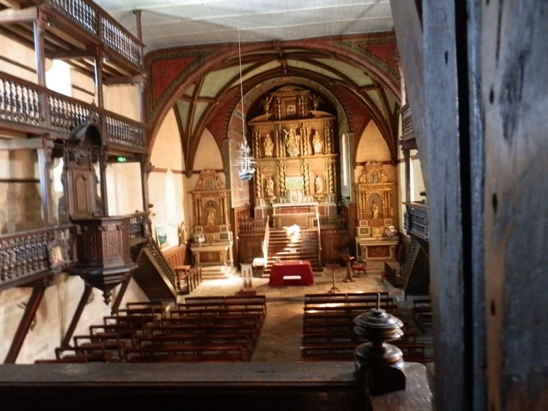 La photo n'est pas top, mais je voulais vous montrer les galeries, courantes dans les églises basques.