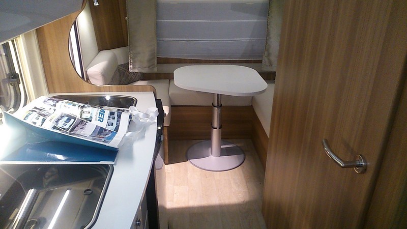 La cuisine à gauche avec la porte à ouverture dans le sens opposé à l'avancement.