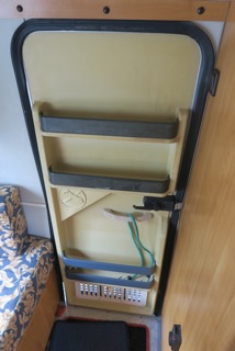 La porte et son tendeur pour rester ouverte