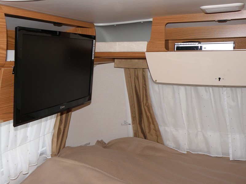 La télé accrochée ne gène pas le contenu du placard.<br />Dans le placard du fond, on aperçois le démodulateur.