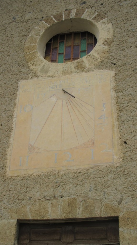 IMG_4144 cadrans solaires couvrant 3 côtés de la Chapelle du village des Prés (05).JPG