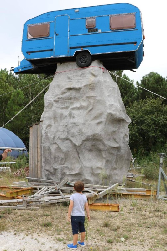 Caravane menhir.jpg