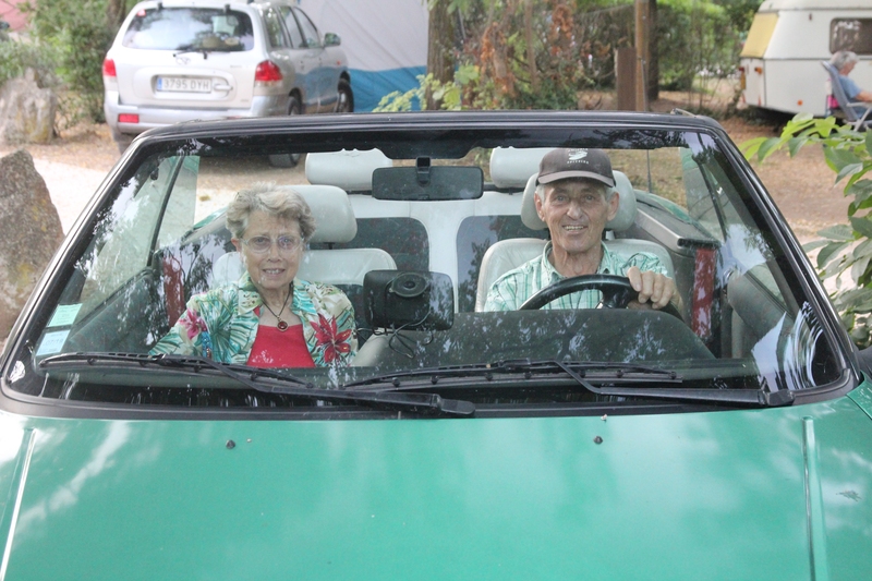 Mes parents heureux, dans un cabriolet.