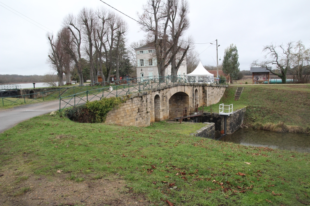 Le vieux canal de Briare qui se jette dans la Loire (écluse des Combles).