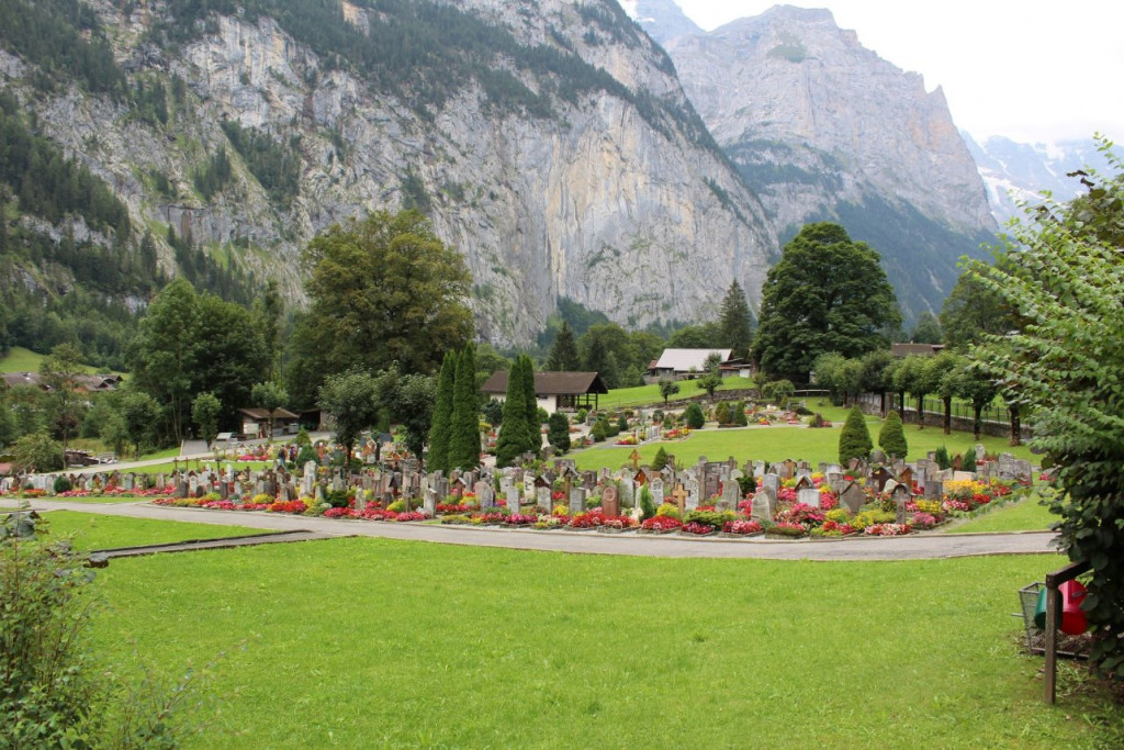 Le cimetière très fleuri de Lauterbrunnen
