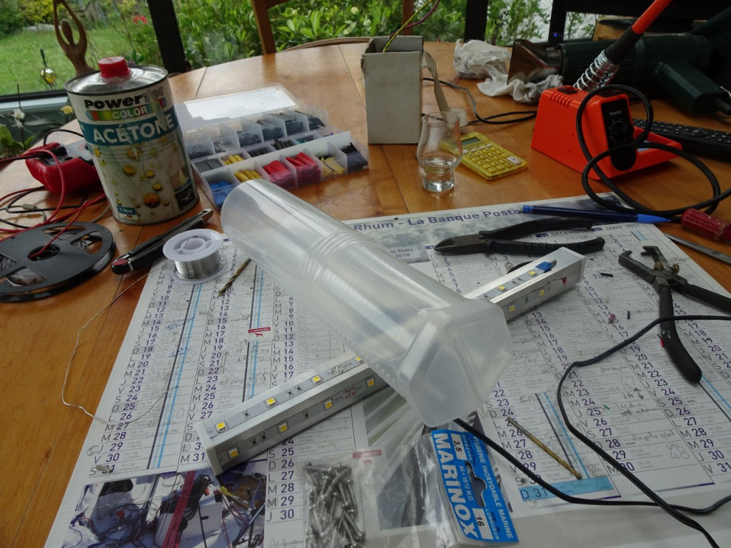 Utilisation d'une boîte de protection de pièce aéronautique pour le corps du lustre...Merci Kalou
