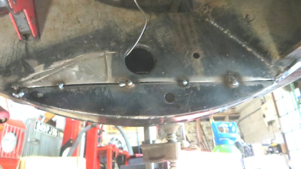 Pièce pour un coté et dessous, en cours de soudure, pointée