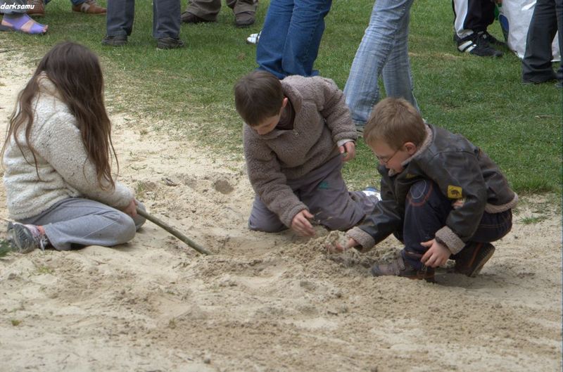 les enfants s'amusant au sable