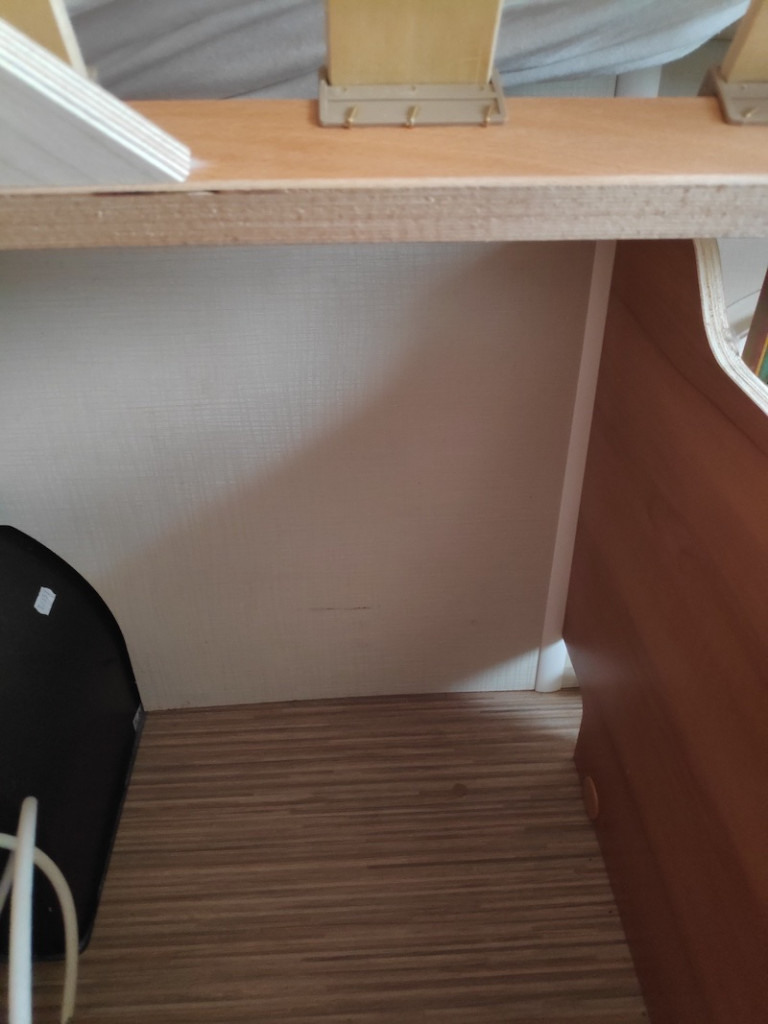 INTERIREUR.jpg (164.37 Kio) Vu 17530 fois à gauche le passage de roue sous le frigo, à droite vers l'ouvrant donnant à l'extérieur