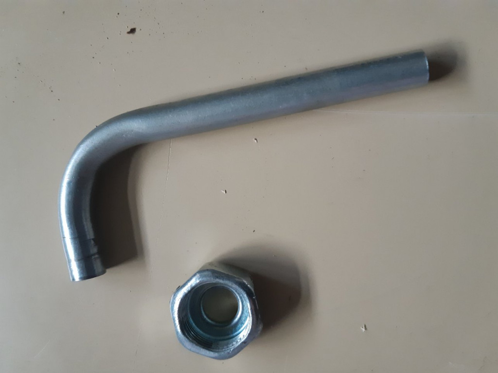 sur la partie coudée il y avait une petite bague que je me suis mis en tête de remplacer par sécurité, suite à démontage la pipe était tordue, cela arrive parfois avec la l'âge je pense...