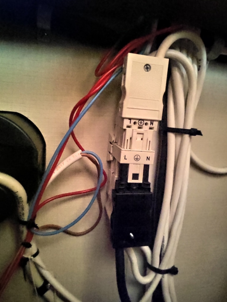 Prise WAGO sortie.jpg (275.03 Kio) Vu 15955 fois Connecteur blanc présent sous le compteur électrique de la caravane ou j'ai raccordé l'une de mes prises