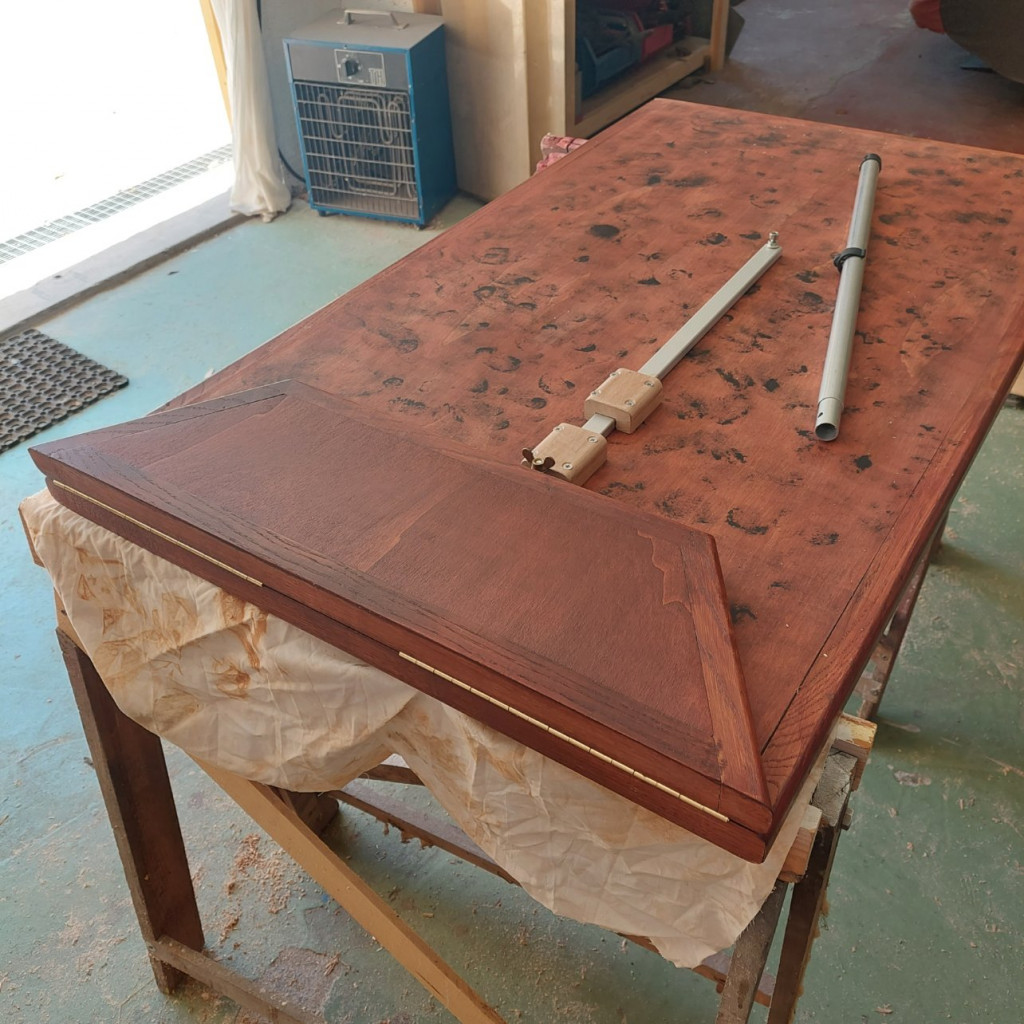 Dessous de table replié