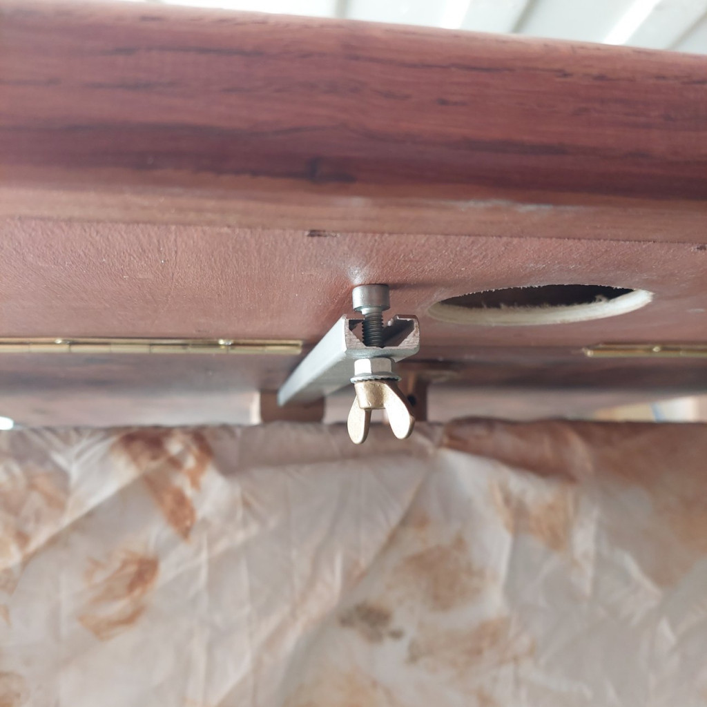 Vis de maintien du bout de table