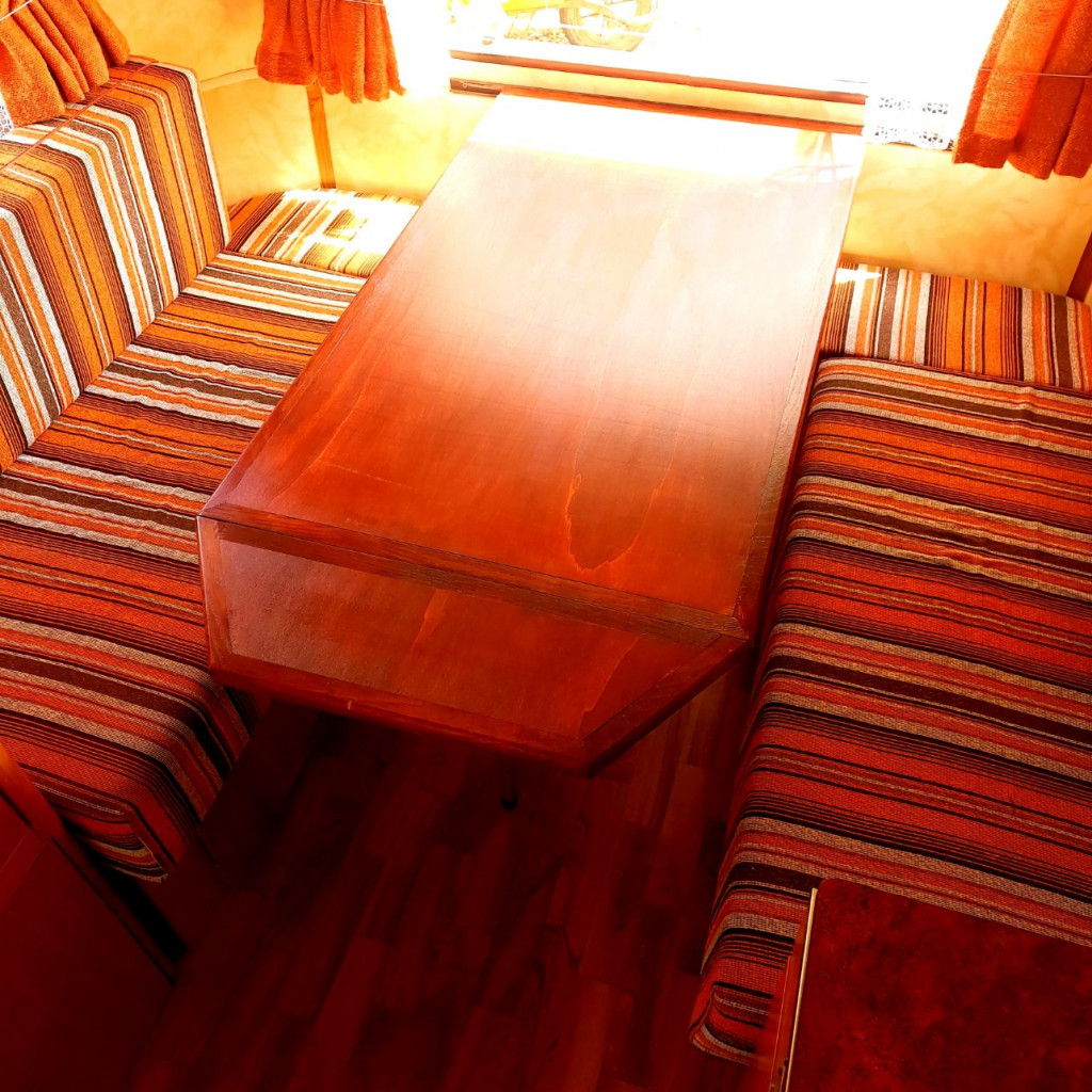 A table Marie