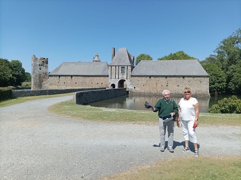 Je surveille Marcel. C'est toujours un grand séducteur