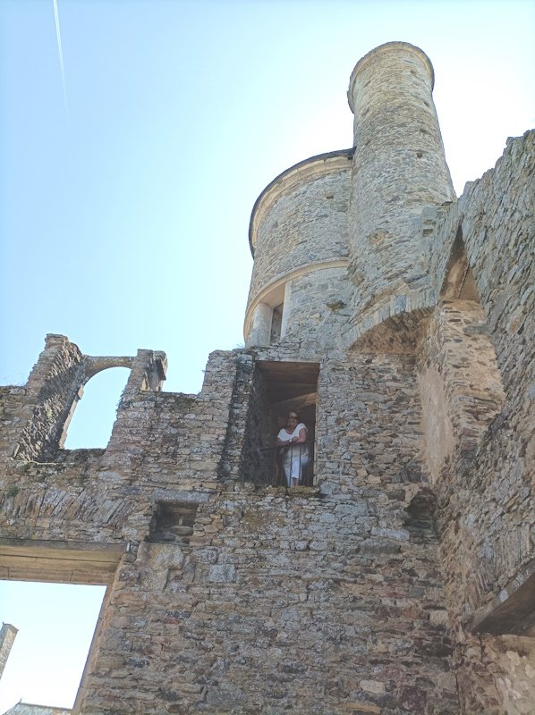 Bon A force d'attendre, elle remonte dans sa chambre