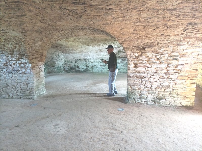 Pendant ce temps Marcel rêve de sa nouvelle cave à vin