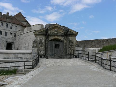 entree du chateau de Joux.jpg