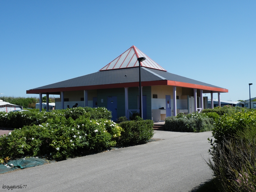 un des  trois blocs sanitaires