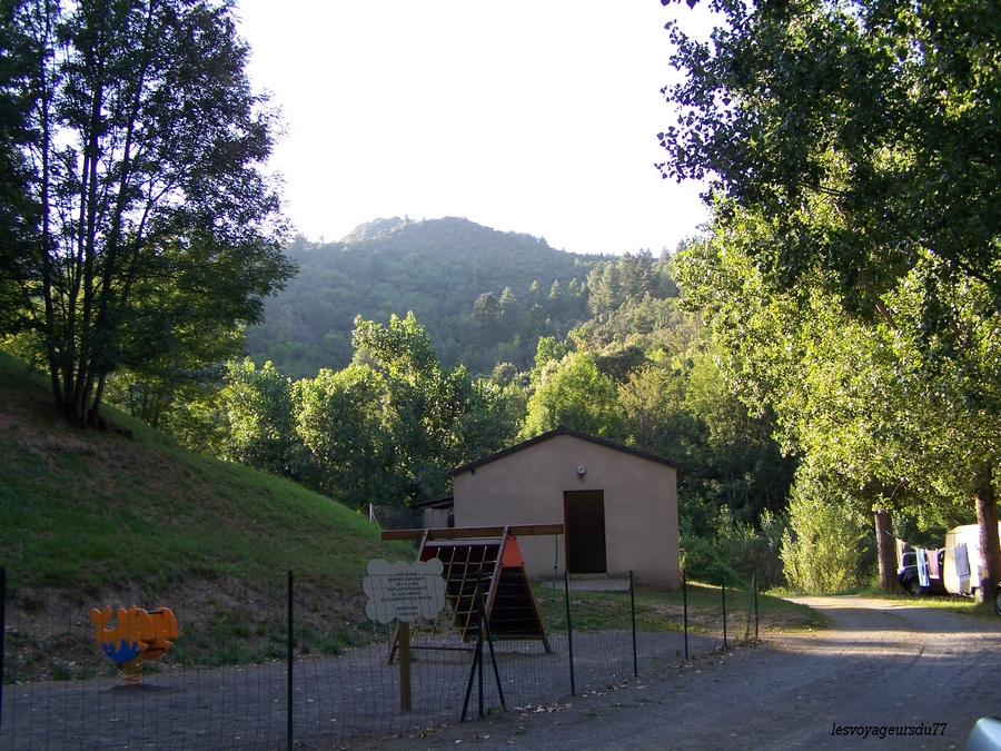 un des deux blocs  sanitaires (très propre) et wc avec papier