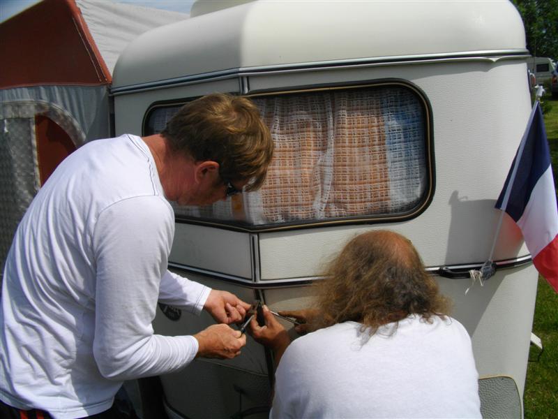 Ah,ils réparent mon coffre avant.JPG