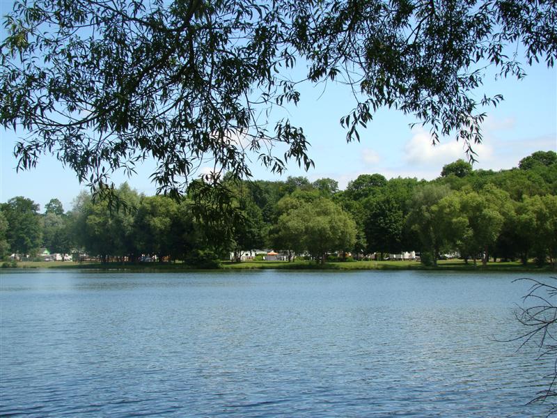 Terrain de camping vu depuis le lac
