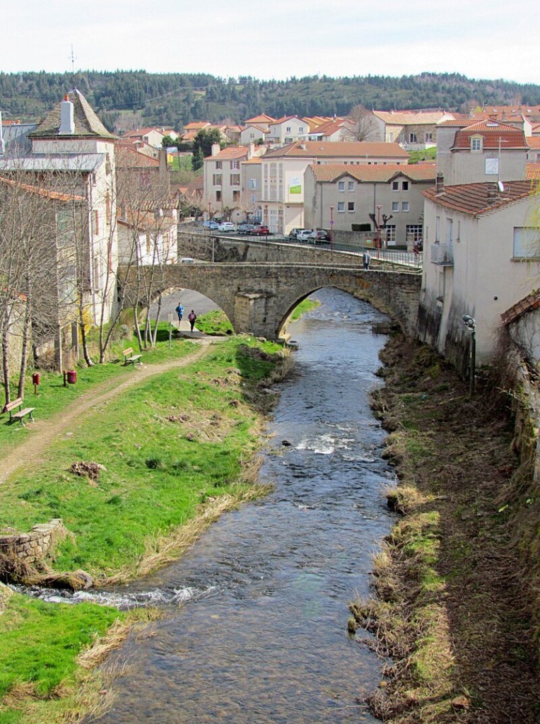 Pont_vieux_sur_le_Langouyrou_-_Une_vue_sur_Langogne.jpg (286.74 Kio) Vu 7237 fois Pont_vieux_sur_le_Langouyrou_-_Une_vue_sur_Langogne.jpg