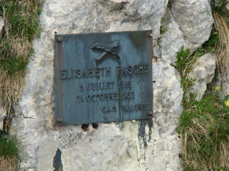 Plaque à flanc de montagne .<br />Qui est cette E .Pasche??? Mystère.