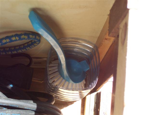 Bonus : le support balayette (brosse à vaisselle) fixé avec Patafix