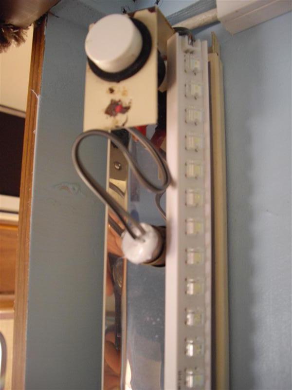 on aperçoit la barrette haute de led et la douille modifier pour se raccorder sur l'existant.