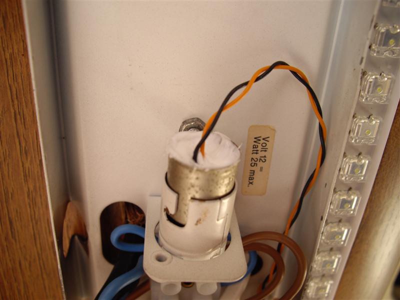 Détait de la modif, j'ai supprimé le verre sur une ampoule et soudé 2 fils pour ne pas modifier les appliques.<br />Chaque bandeau de 24 leds consomme à peine plus de....1Watt !