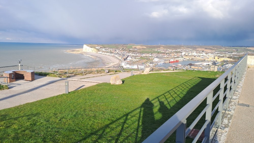 Mers les bains vu du haut de la falaise du Tréport