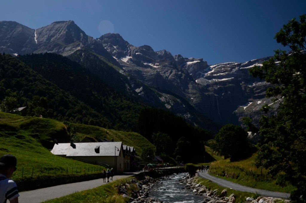 En 1985, les couloir (SWAN) entre les 2 Astazous( à gauche sur la photo) était, fin août, entièrement en glace. Là, non.