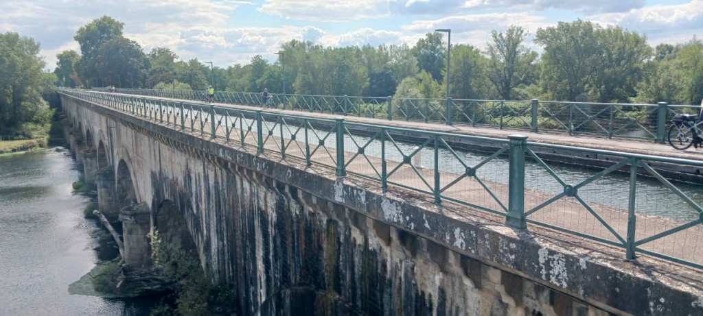 Séjour à Digoin dans la famille.<br />Pont canal: dessus le canal... Dessous la Loire