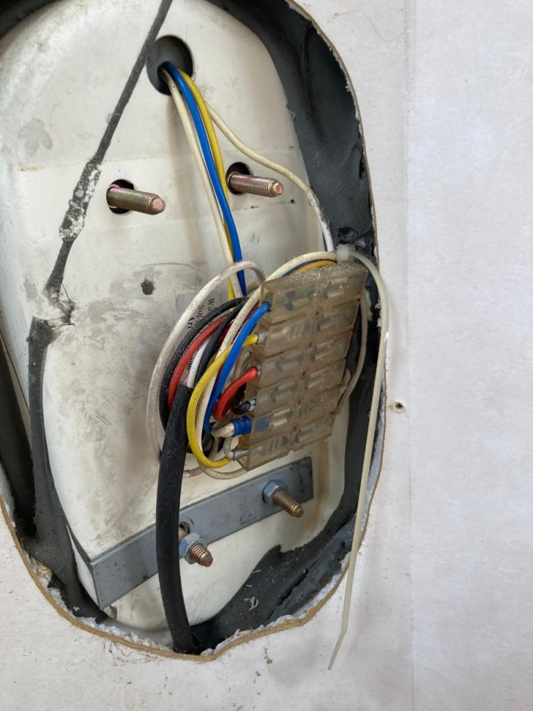 Oter les 4 écrous et les barrettes en féraille.