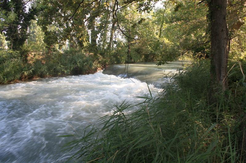 Le camping est traversé par la rivière
