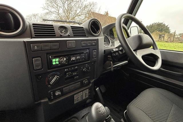land-rover-defender-pick-up-2015-encheres-angleterre-mars-2026-8-bd.jpg