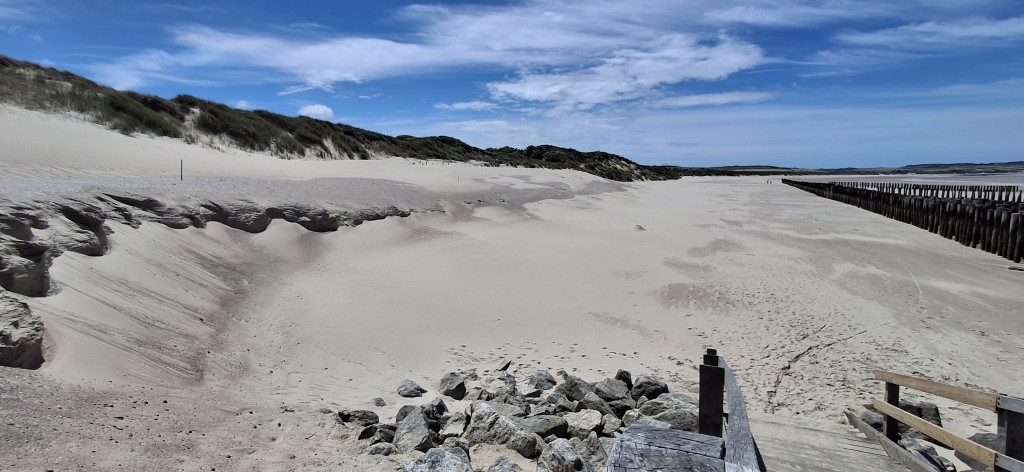 L'érosion de la dune creusée à chaque grande marée (interdiction de s'y promener sous peine de 135 euros d'amende)
