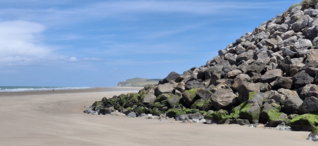 L'enrochement de la digue pour la protéger (à consolider chaque hiver !)