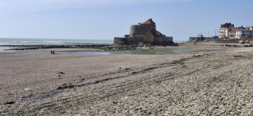 Le Fort Vauban sur la grève d'Ambleteuse, vu  depuis l'estuaire de la rivière Slack